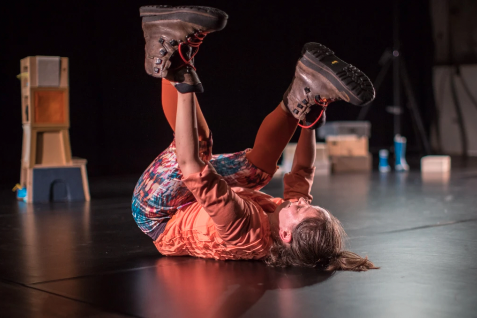 PACT Festival: Schuh-hu - Ein Tanzstück für Schaugierige von 18 Monate bis 6 Jahre