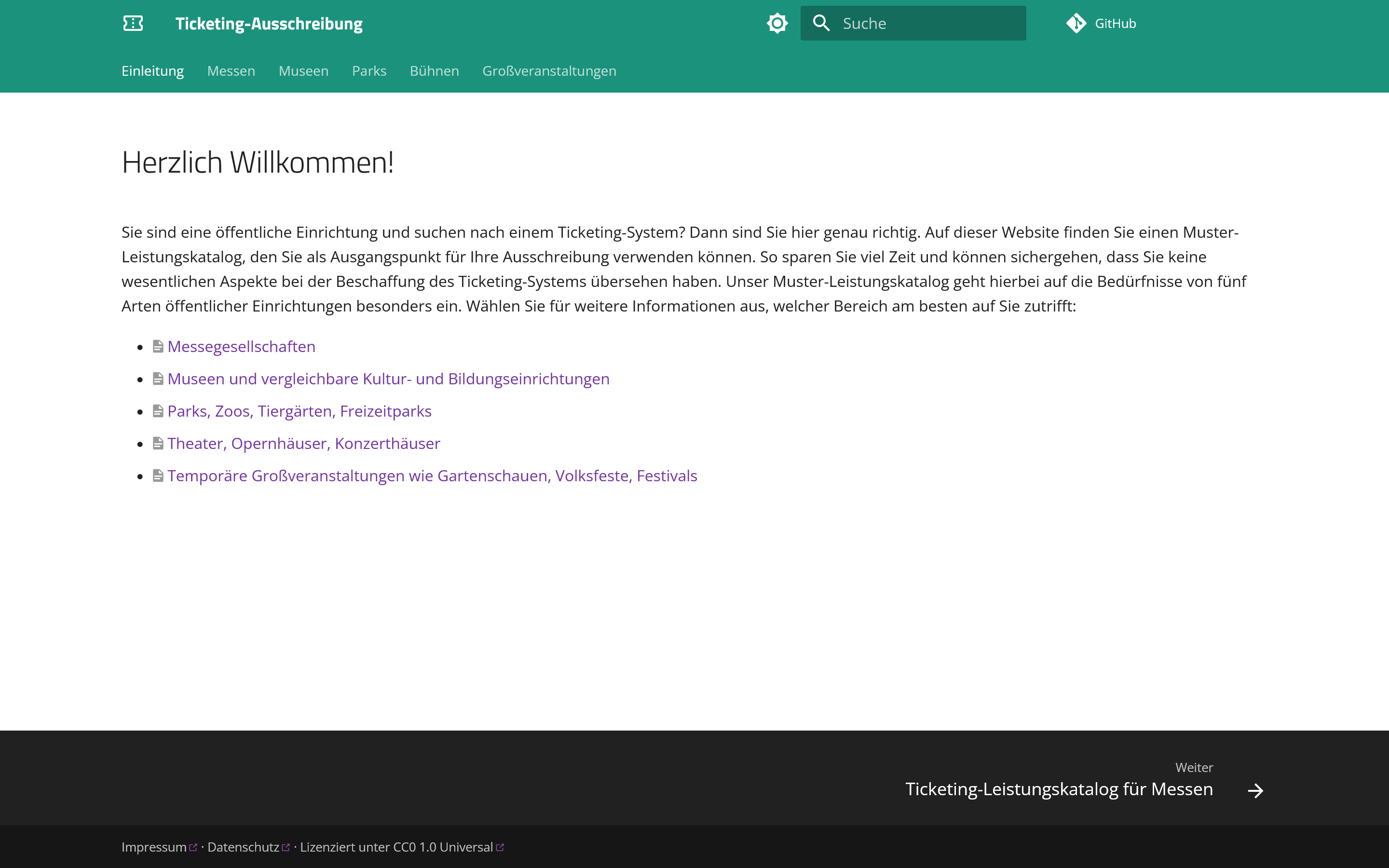 Screenshot der Startseite von Ticketing-Ausschreibung.de. Oben ist ein grüner Balken mit den Menüpunkten "Einleitung, Messen, Museen, Pars, Bühnen, Großveranstaltungen. Außerdem gibt es eine Suchfunktion und einen Link zu GitHub. Unten steht "Herzlich Willkommen" und ein Begrüßungstext mit einer Auswahlmöglichkeit für die verschiedenen Bereiche."