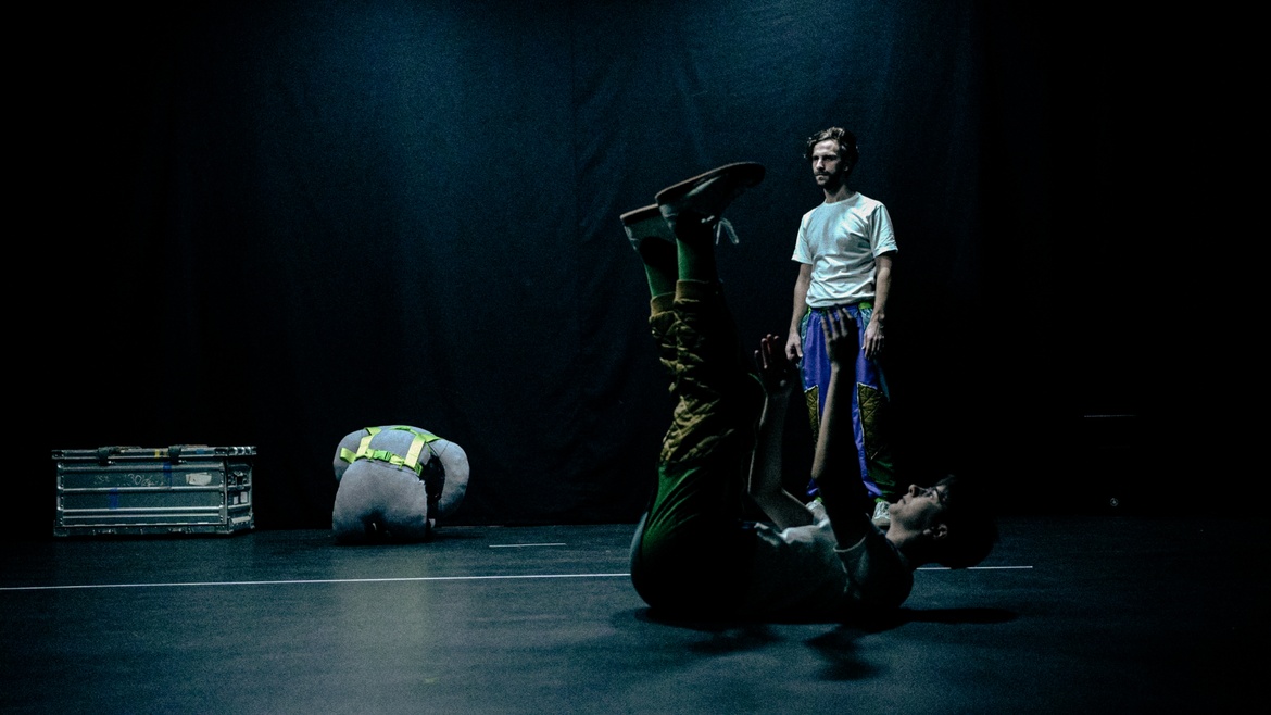 VOLL:MILCH:  SO TUN – Eine Szenarioarbeit zu Krieg und Körper