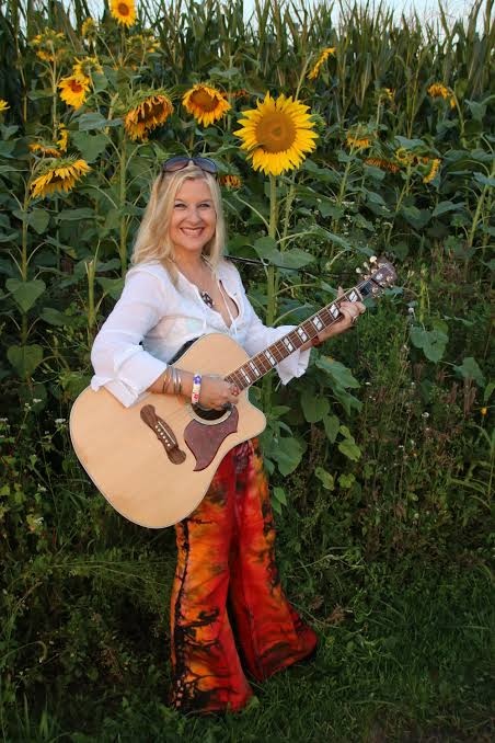 Kaffee oder Tee, Kuchen & Musik im Sommergarten