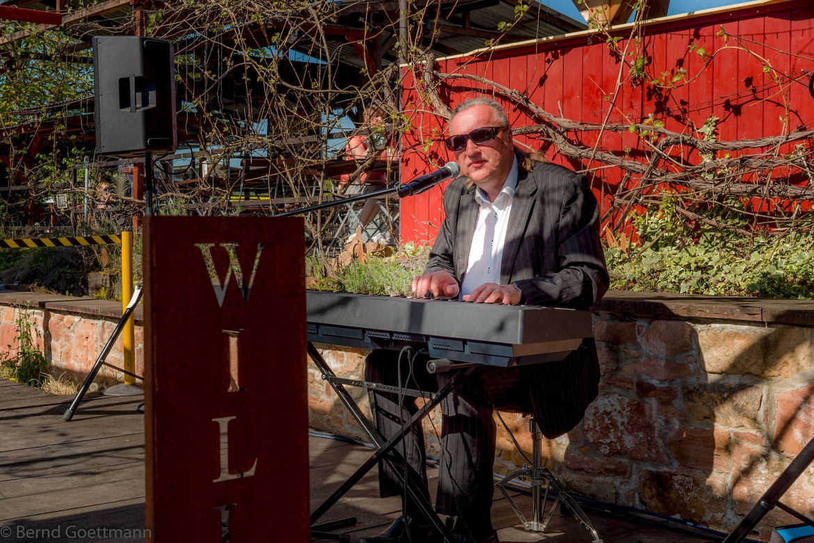 Alex am Piano im Sommergarten