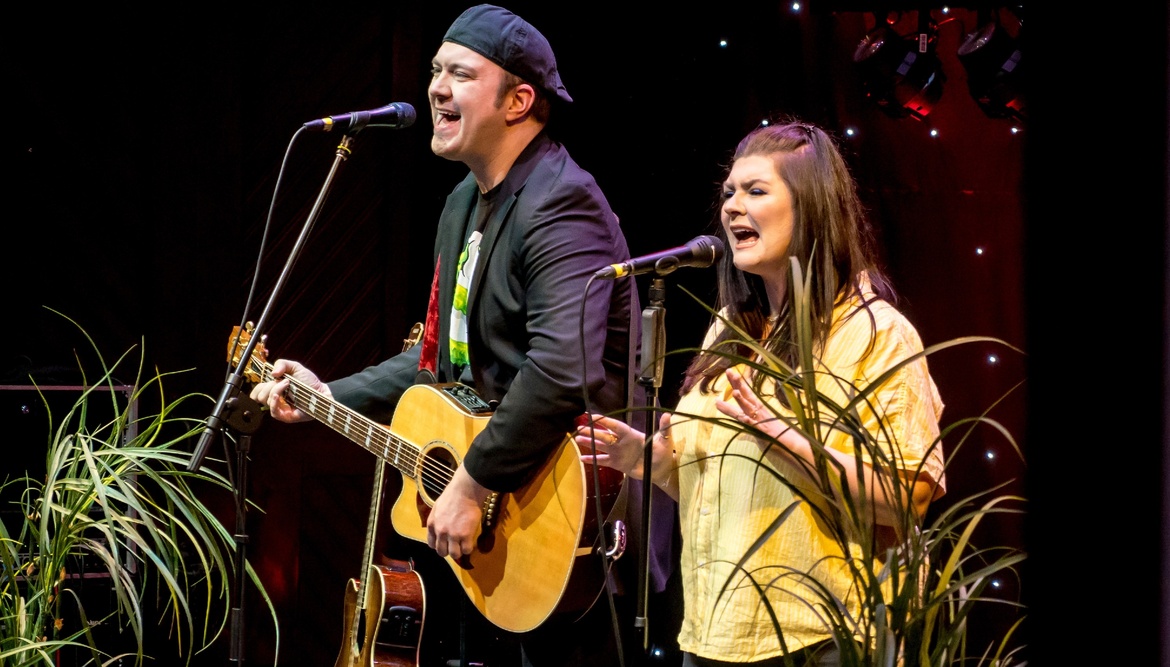 Jessica Parish & Tobi Bartel im Sommergarten