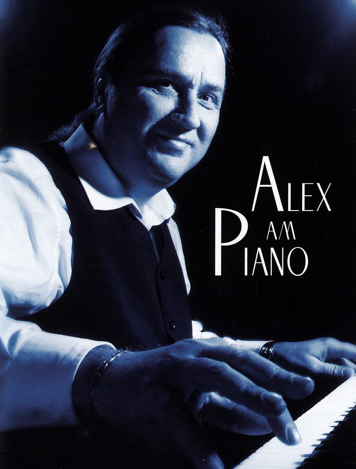 Alex am Piano im Sommergarten